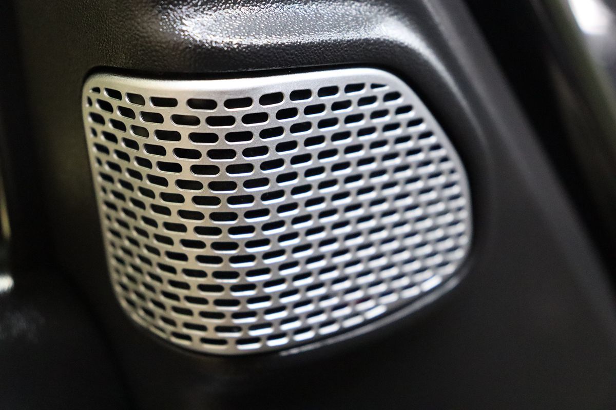 2023 Land Rover Defender X-Dynamic SE photo 30
