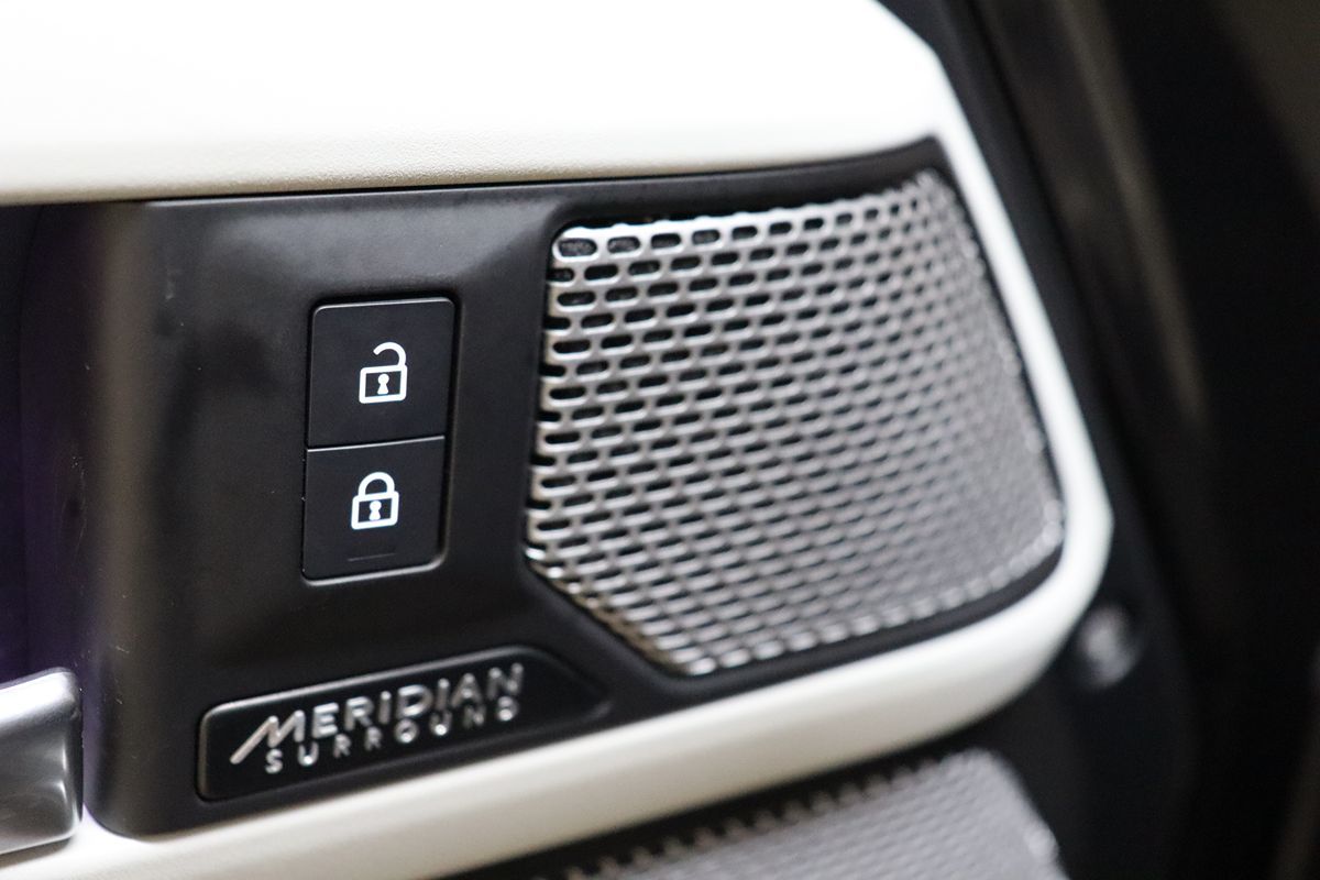 2023 Land Rover Defender X-Dynamic SE photo 31