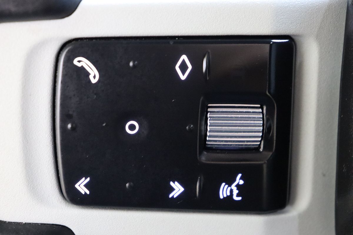 2023 Land Rover Defender X-Dynamic SE photo 37
