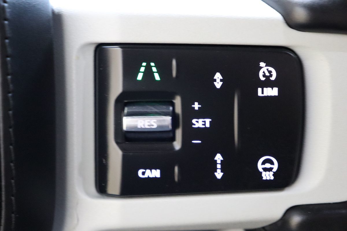 2023 Land Rover Defender X-Dynamic SE photo 38