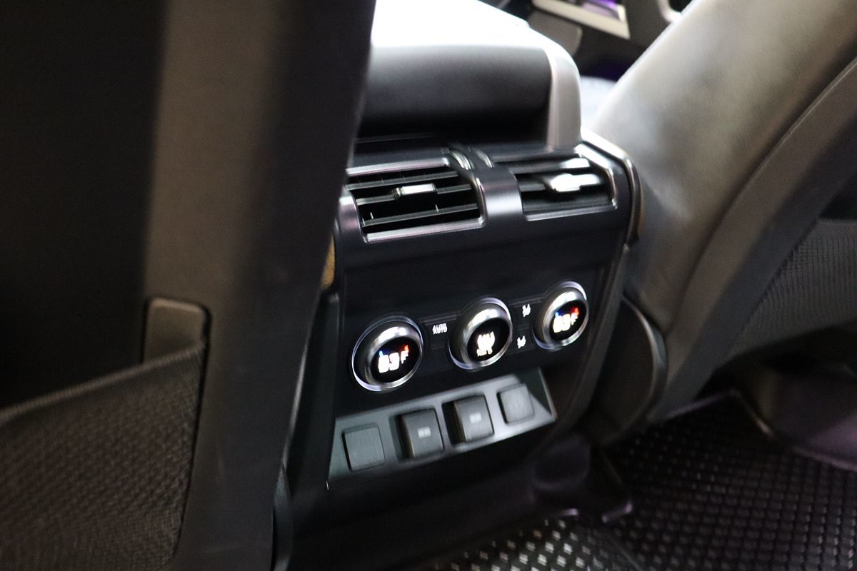 2023 Land Rover Defender X-Dynamic SE photo 51