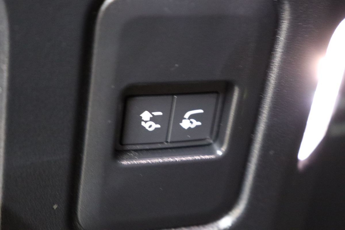 2023 Land Rover Defender X-Dynamic SE photo 53