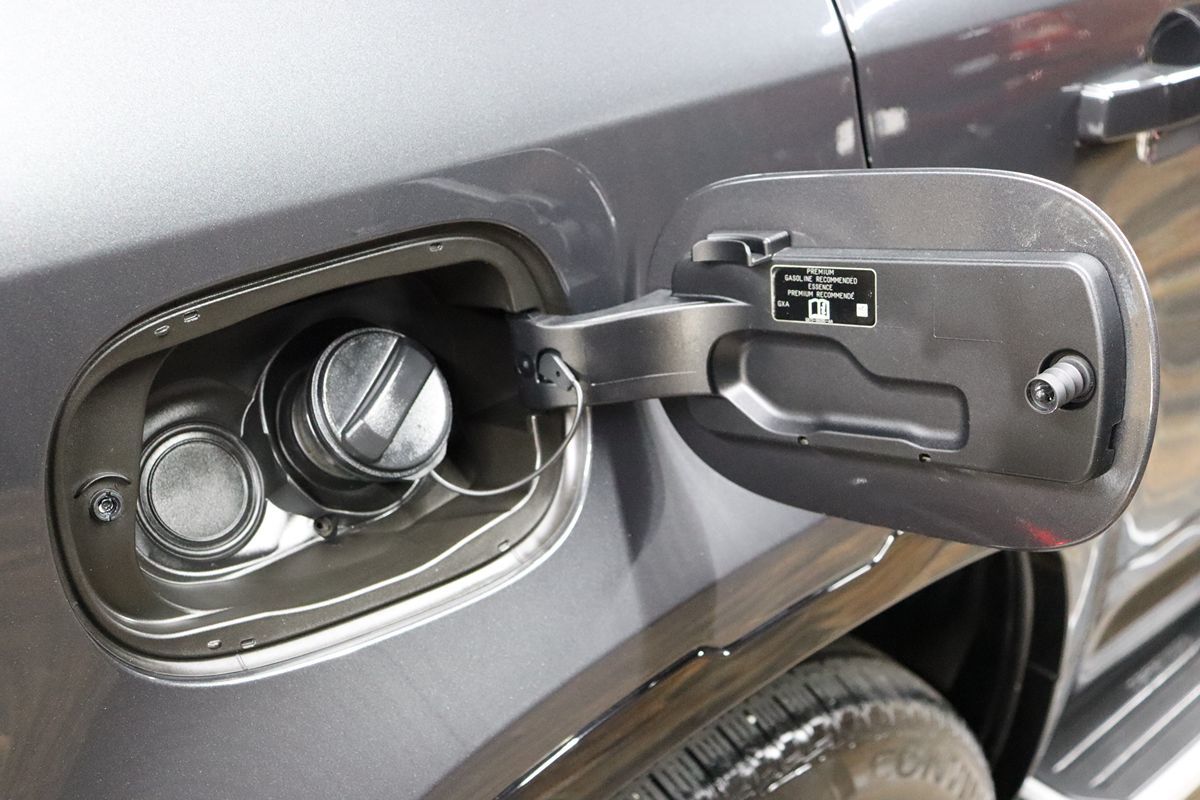 2023 Land Rover Defender X-Dynamic SE photo 9