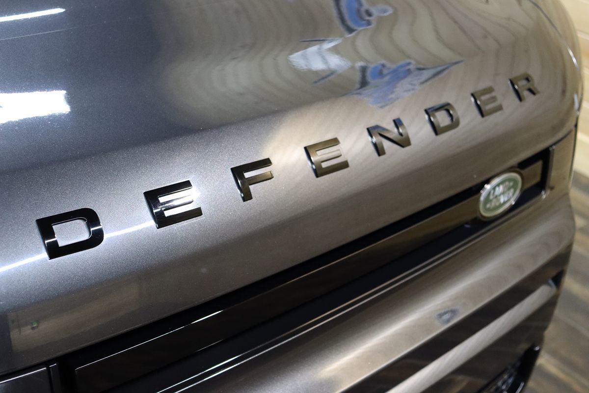 2023 Land Rover Defender X-Dynamic SE photo 13