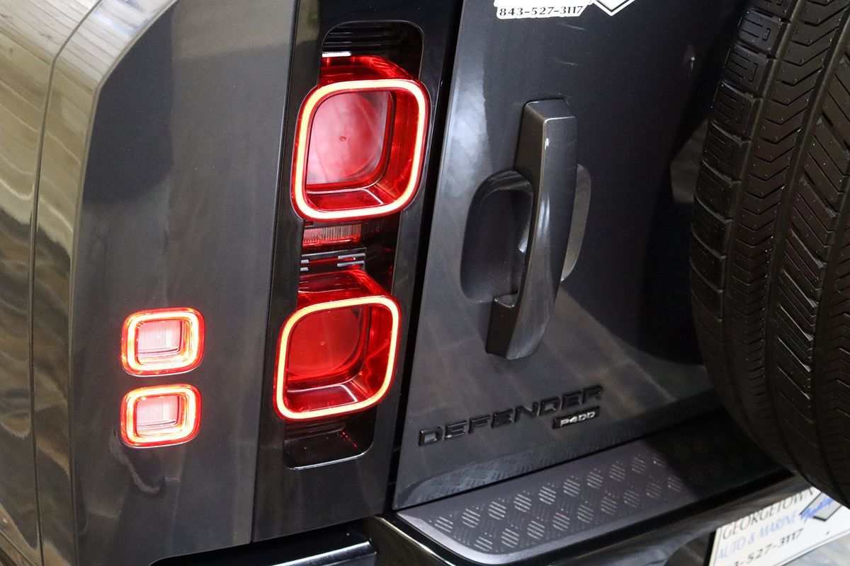 2023 Land Rover Defender X-Dynamic SE photo 18