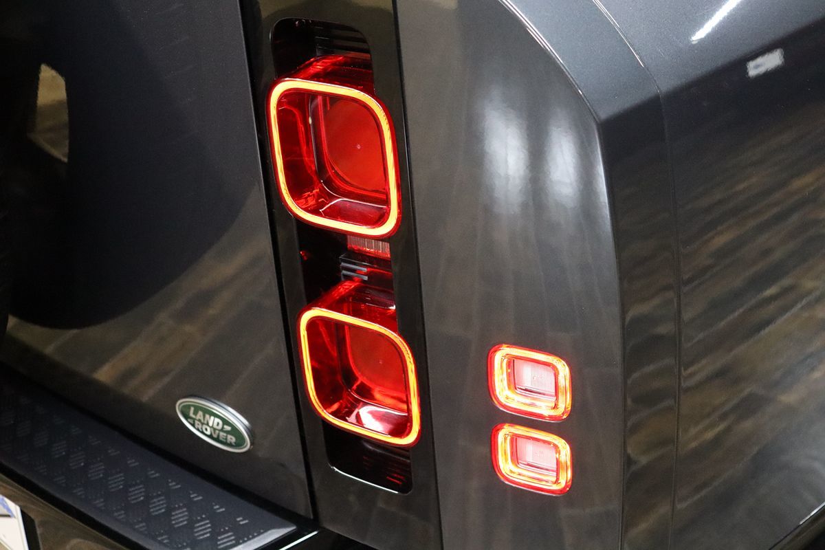 2023 Land Rover Defender X-Dynamic SE photo 19