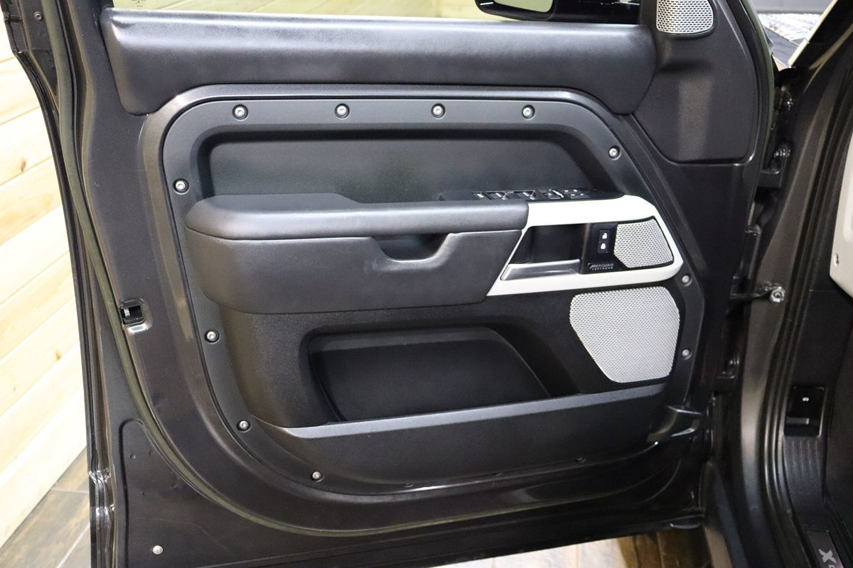 2023 Land Rover Defender X-Dynamic SE photo 25