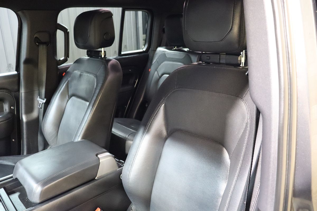 2023 Land Rover Defender X-Dynamic SE photo 30