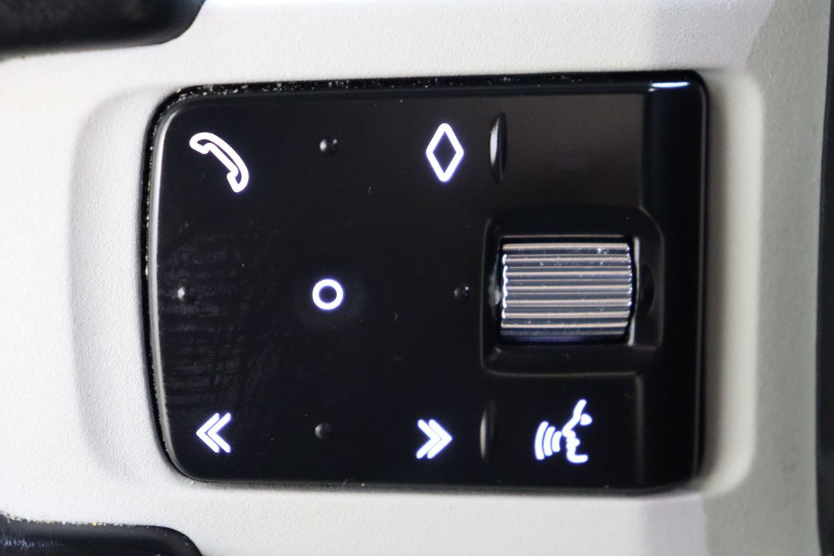 2023 Land Rover Defender X-Dynamic SE photo 34