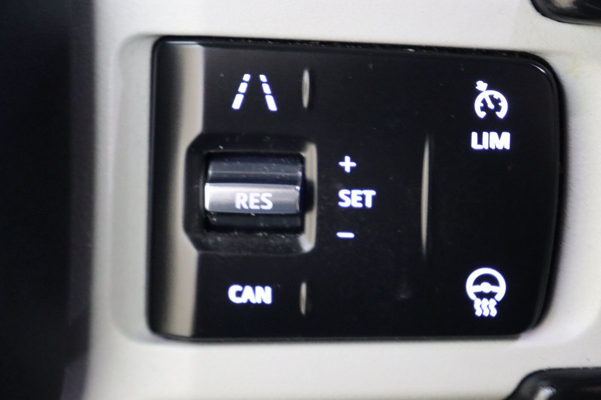 2023 Land Rover Defender X-Dynamic SE photo 35