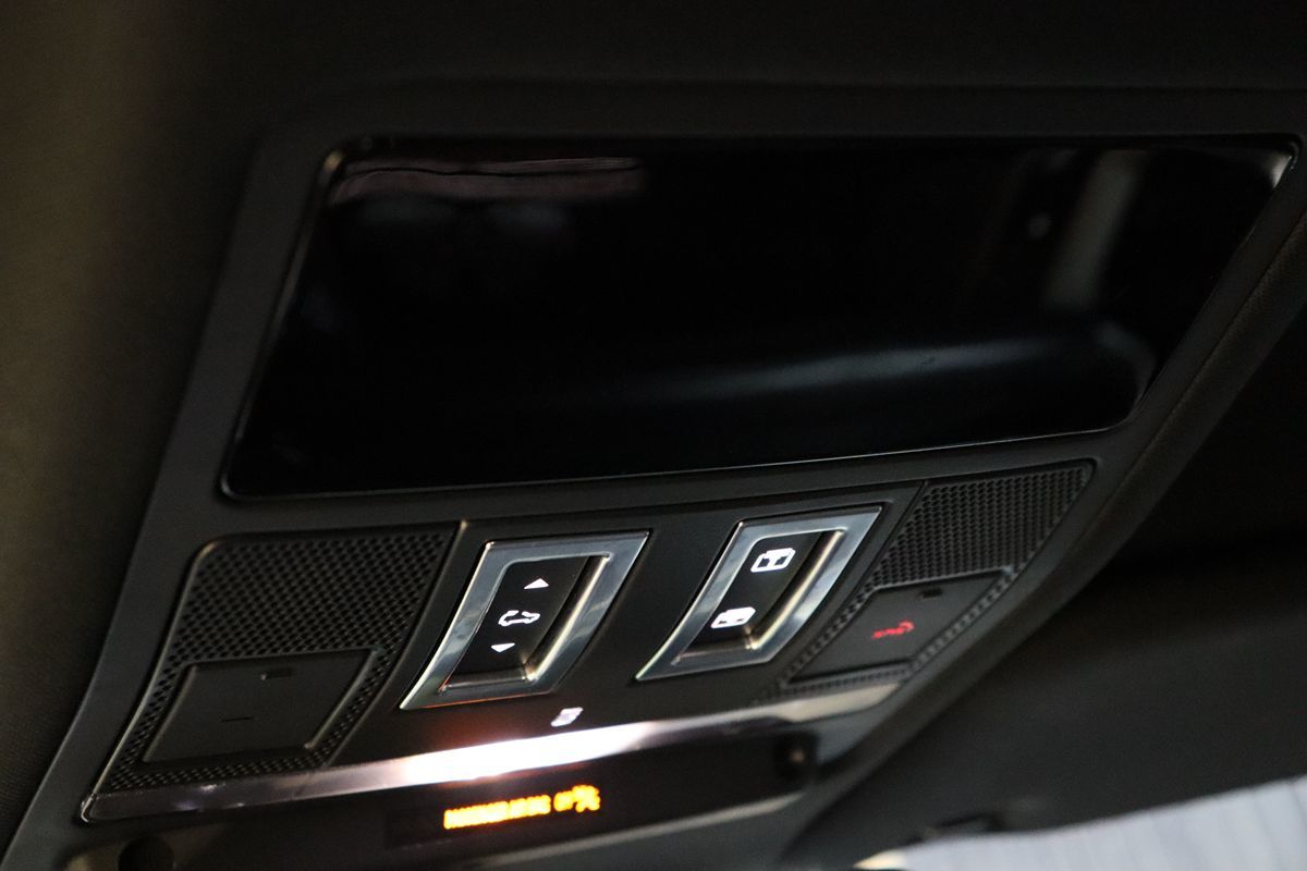 2023 Land Rover Defender X-Dynamic SE photo 38