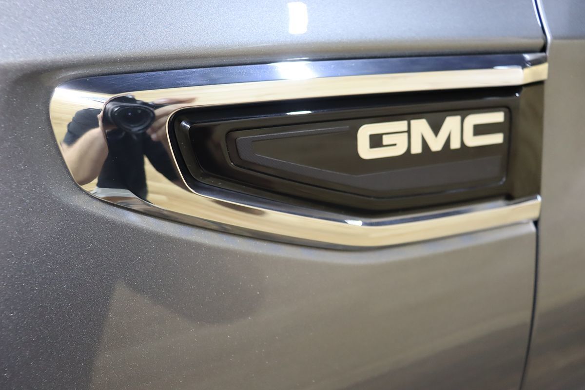 2022 Gmc Yukon SLE photo 15