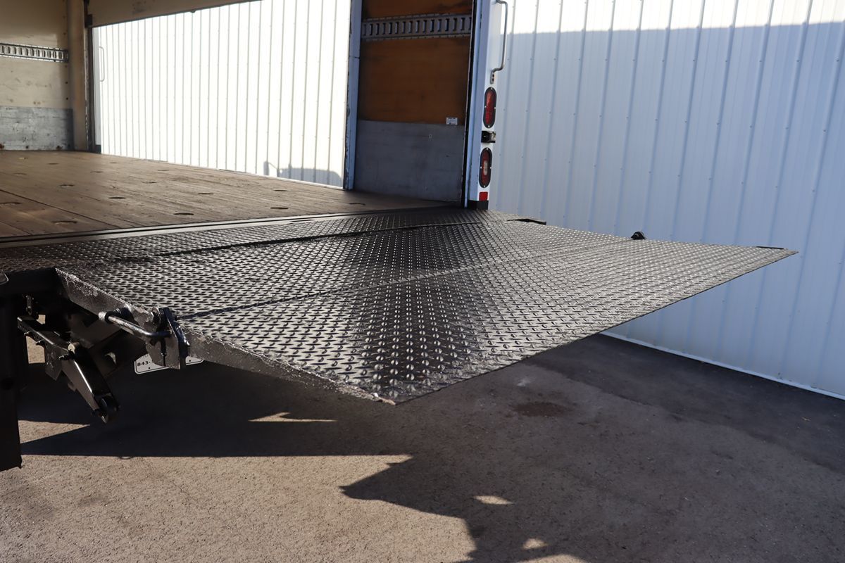 2016 Isuzu NRR photo 2