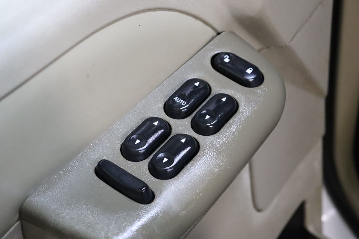 2004 Ford Explorer Sport Trac XLT photo 28