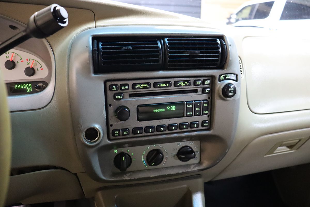 2004 Ford Explorer Sport Trac XLT photo 32