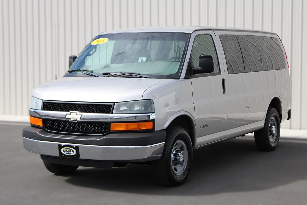 2006 Chevrolet Express Passenger LT photo 3