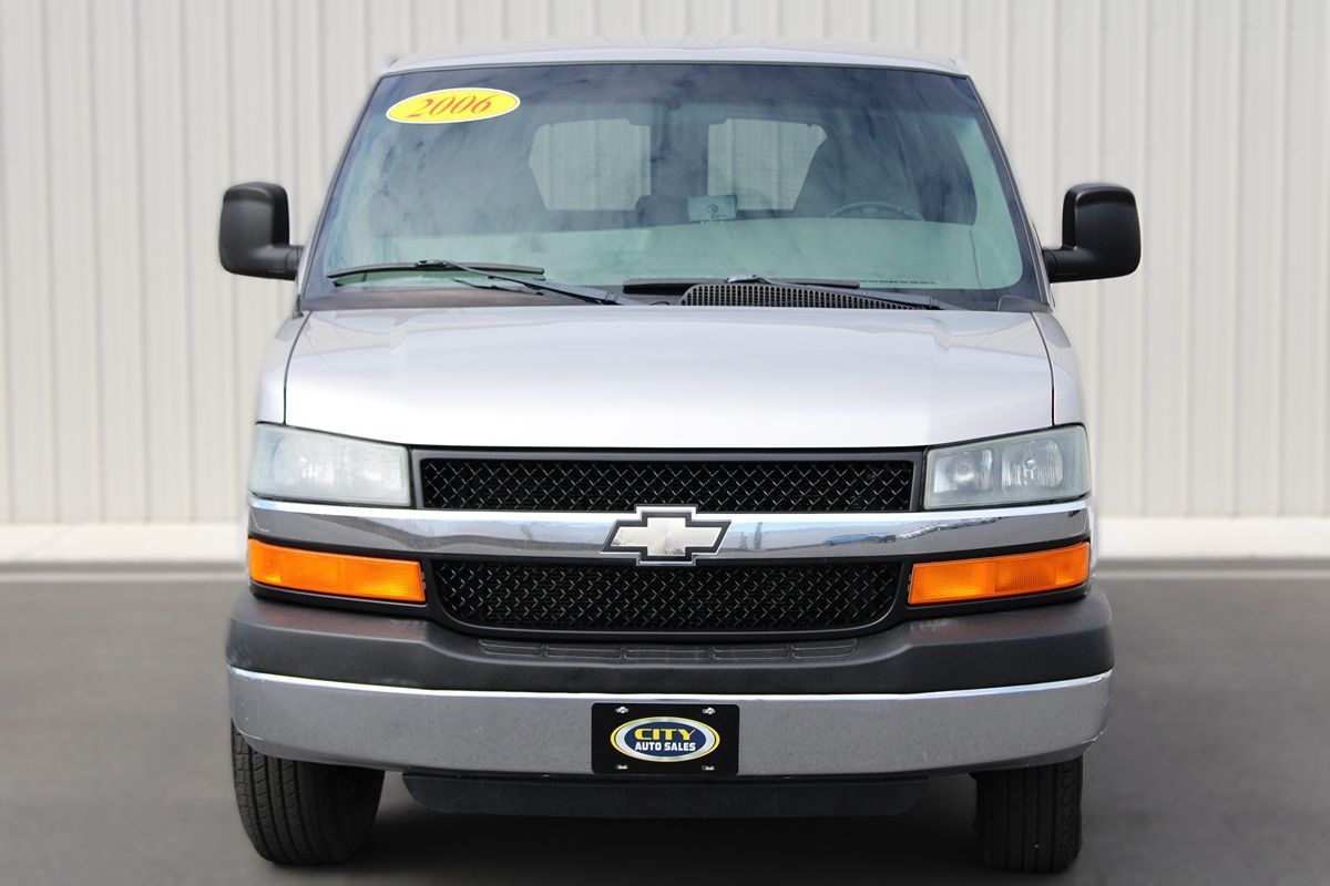 2006 Chevrolet Express Passenger LT photo 2