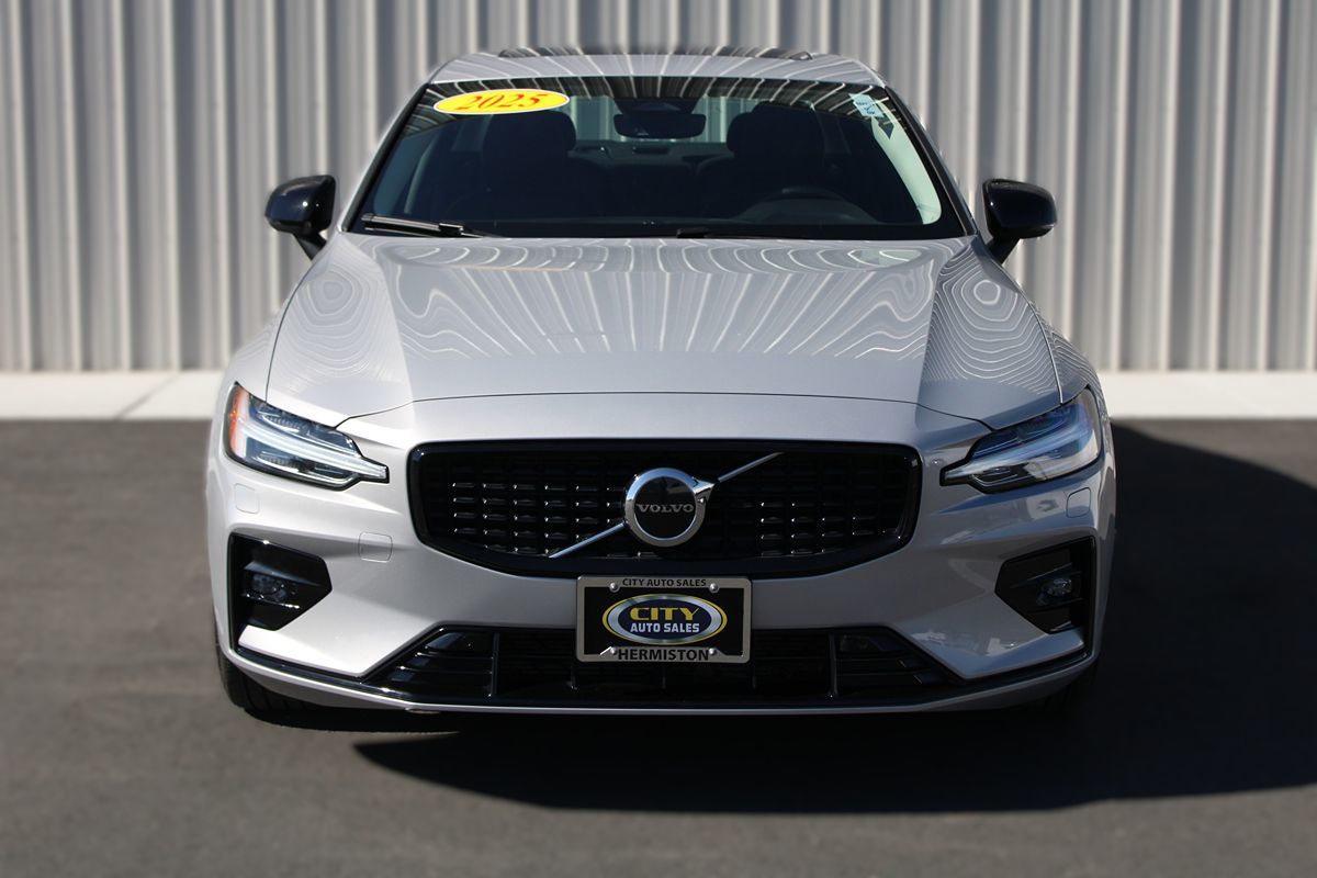 2025 Volvo S60 Core B5 AWD photo 2