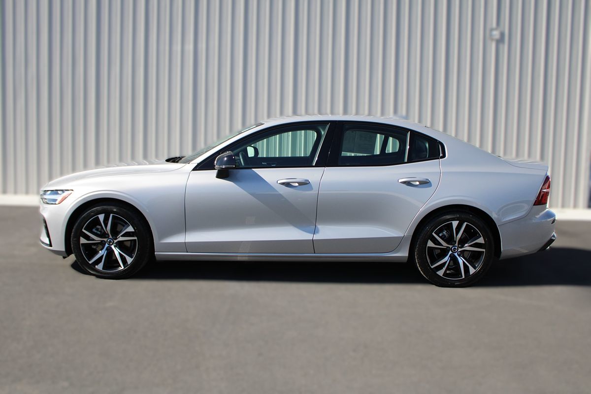 2025 Volvo S60 Core B5 AWD photo 4