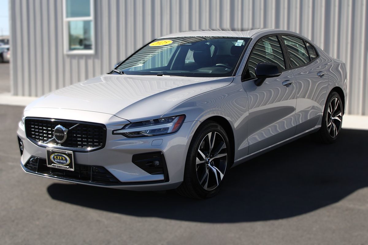 2025 Volvo S60 Core B5 AWD photo 3