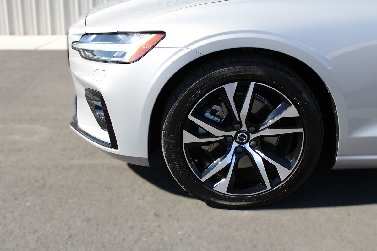 2025 Volvo S60 Core B5 AWD photo 5