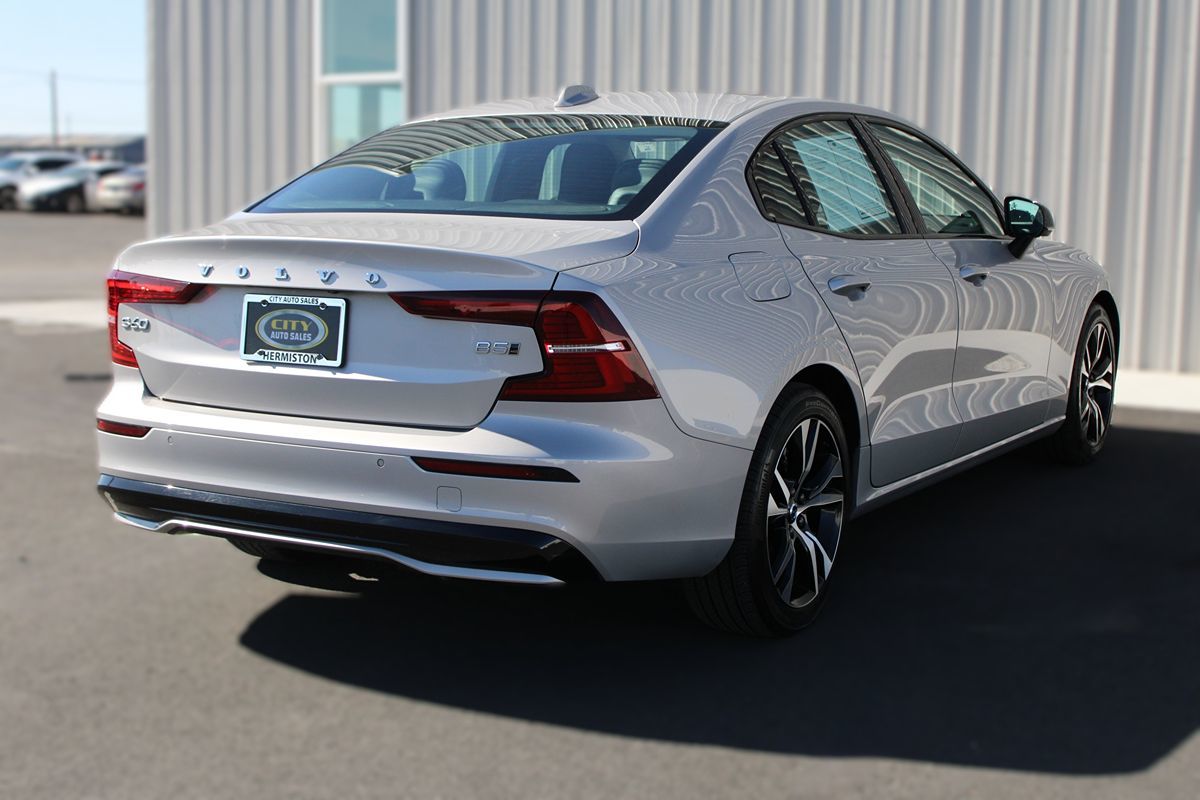 2025 Volvo S60 Core B5 AWD photo 8