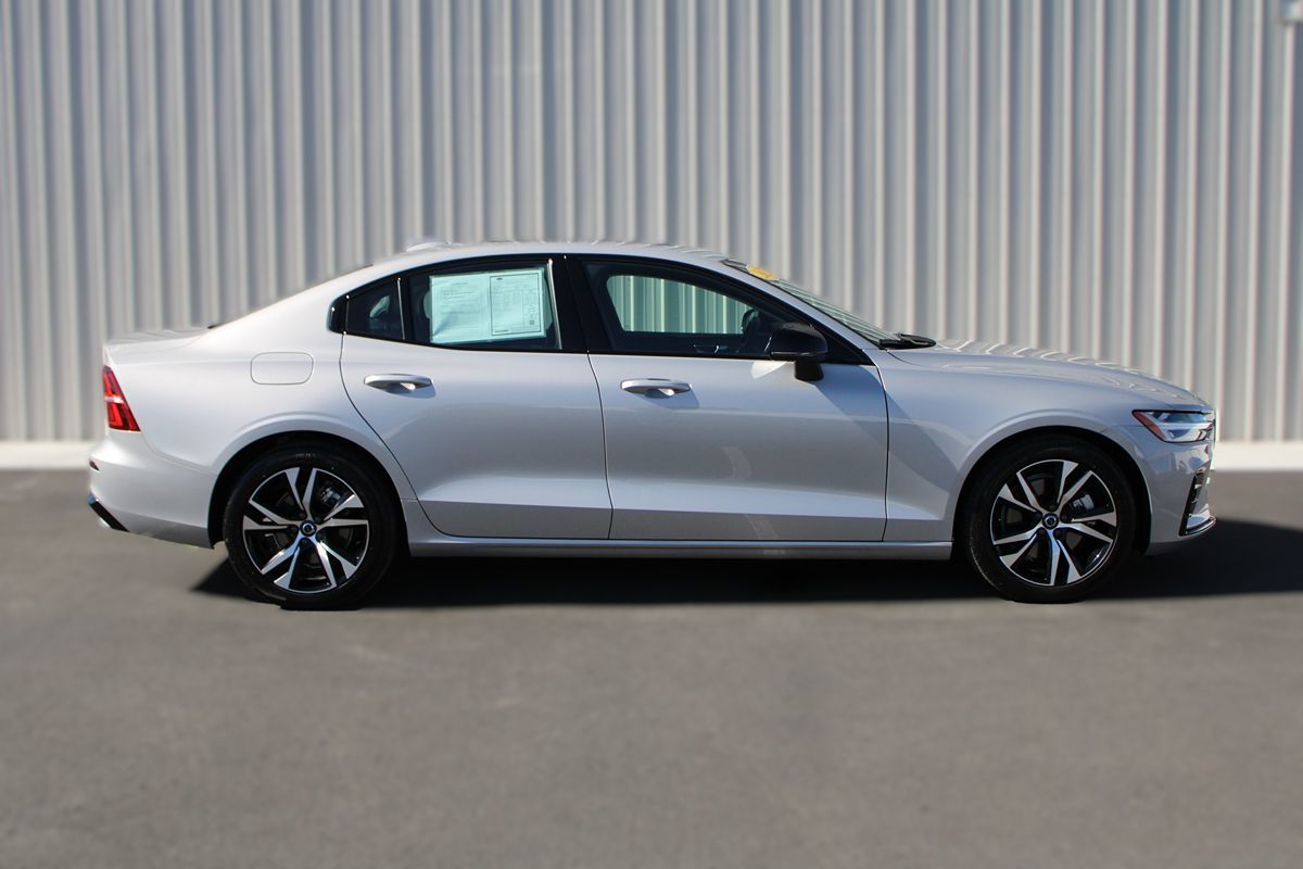 2025 Volvo S60 Core B5 AWD photo 9