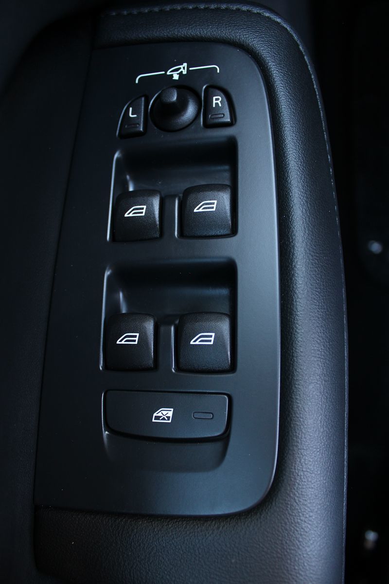 2025 Volvo S60 Core B5 AWD photo 19
