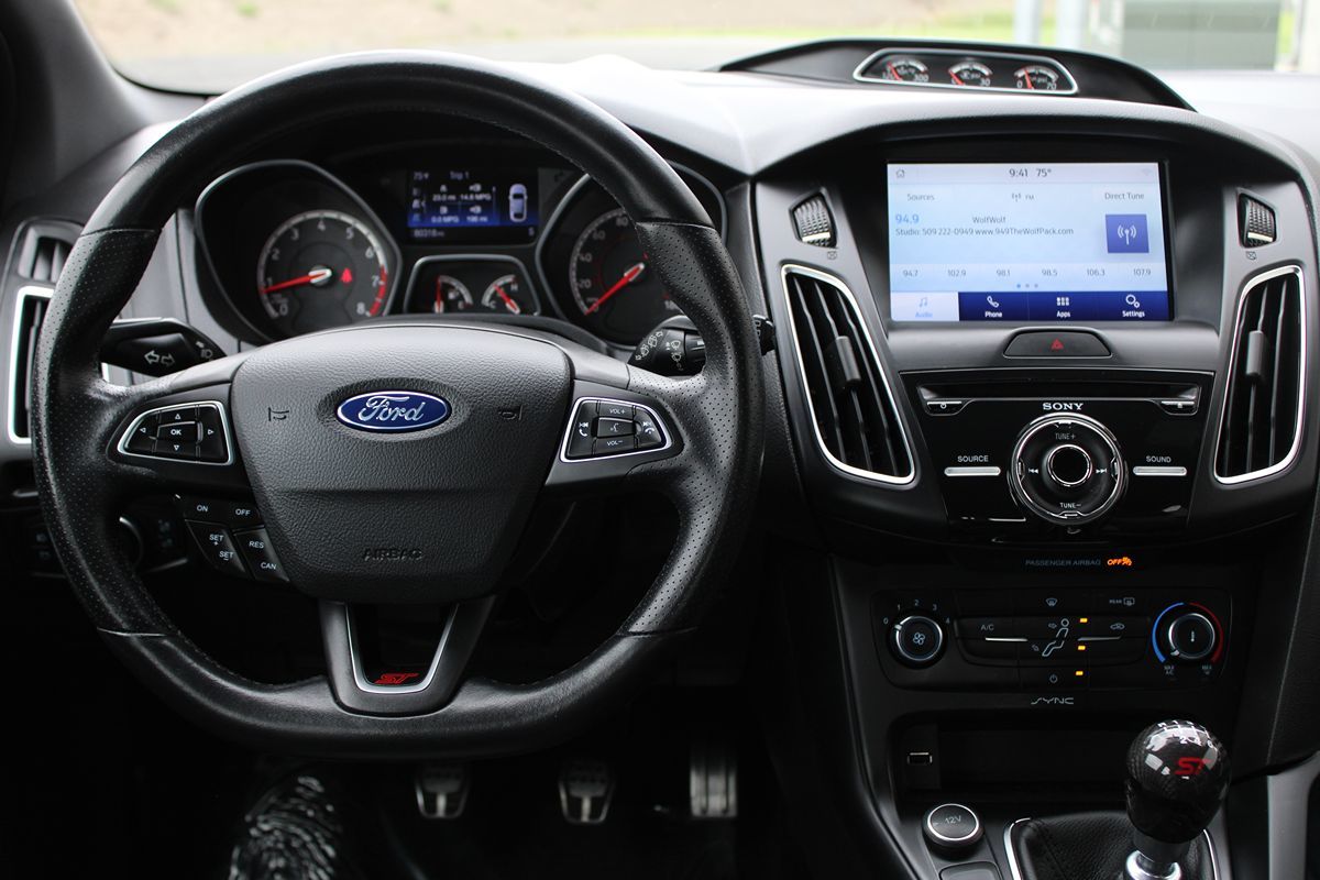 2017 Ford Focus ST photo 12