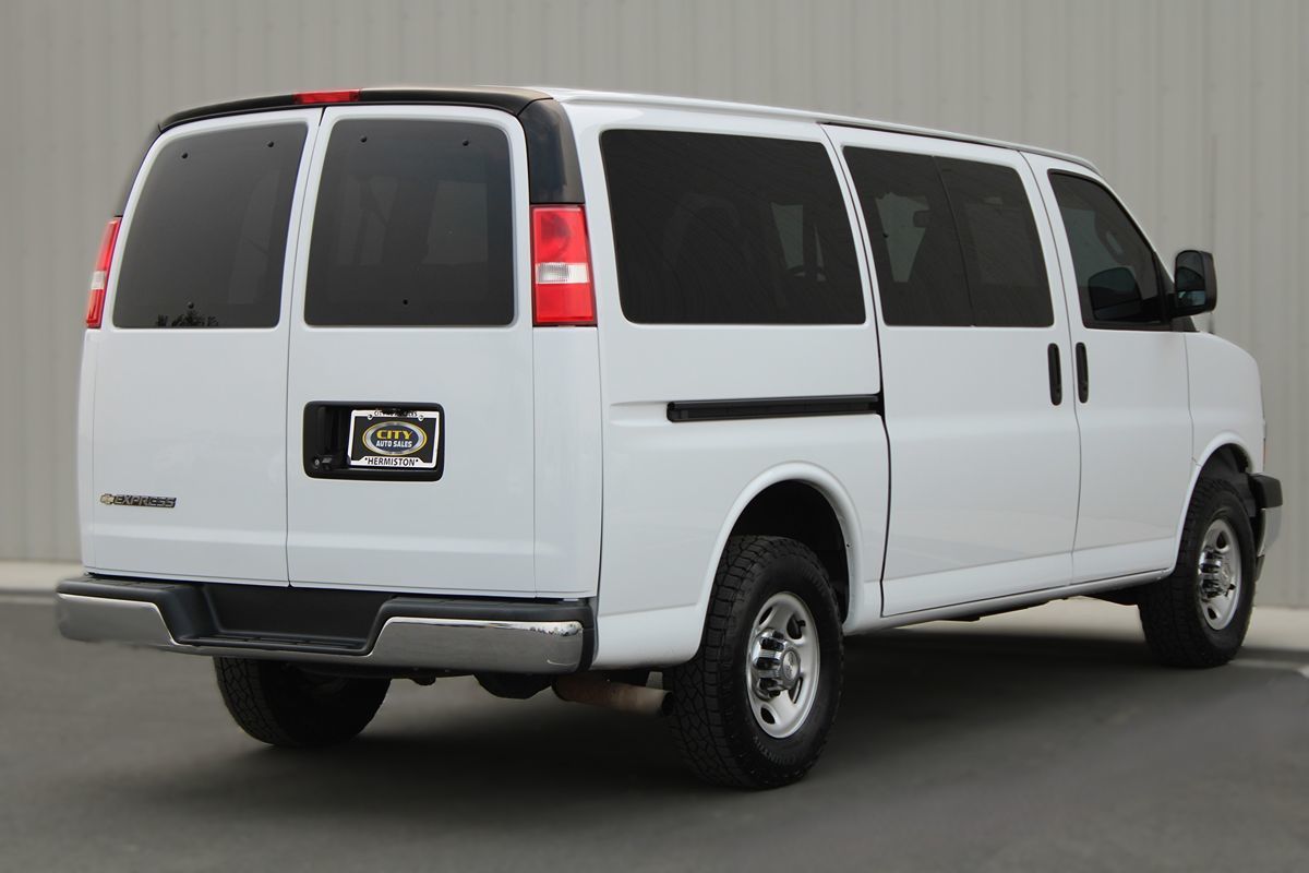 2020 Chevrolet Express Passenger LT photo 7