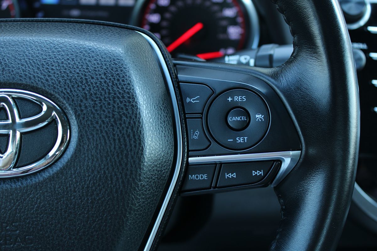 2018 Toyota Camry XSE photo 11