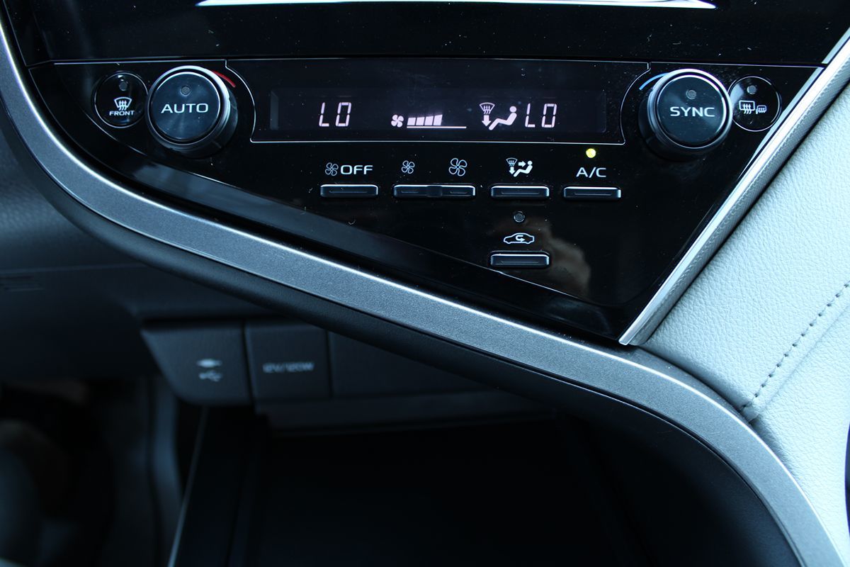 2018 Toyota Camry XSE photo 22