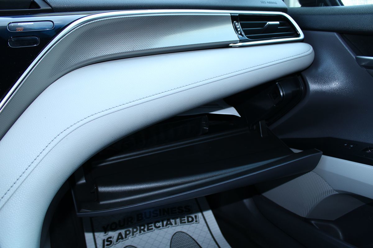 2018 Toyota Camry XSE photo 27