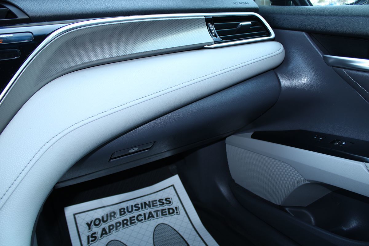 2018 Toyota Camry XSE photo 26