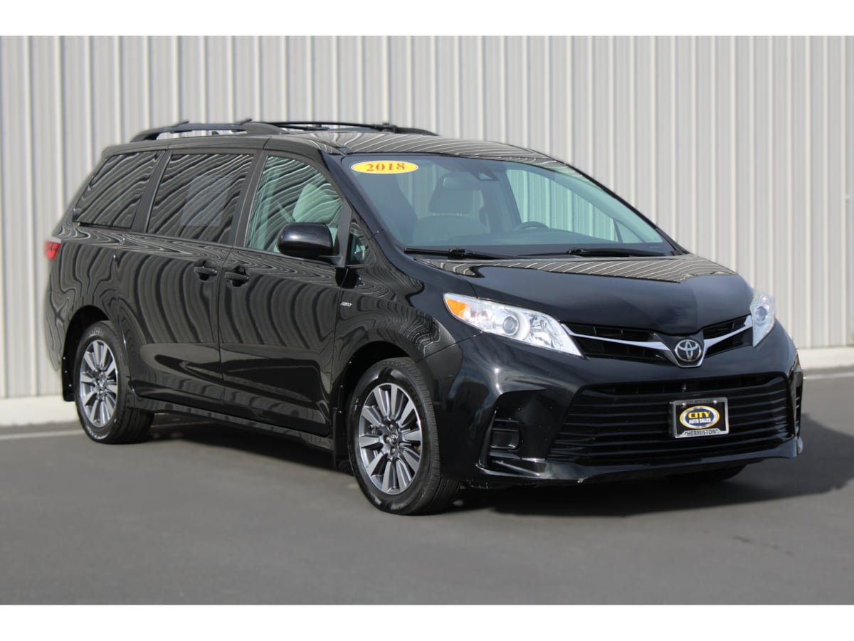 2018 Toyota Sienna LE V6 AWD 7-Passenger's photo