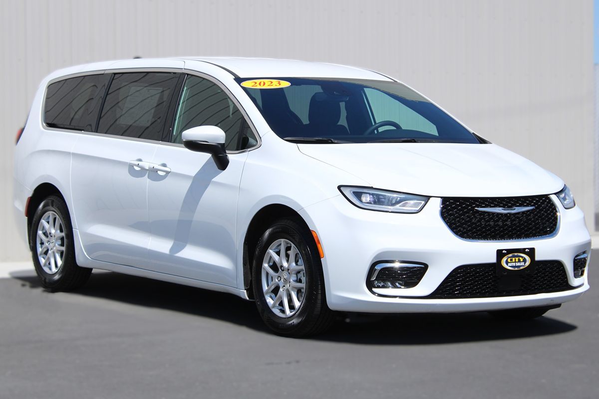 2023 Chrysler Pacifica Touring's photo