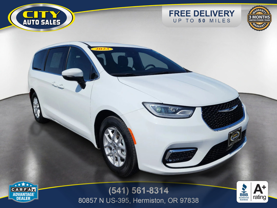 2023 Chrysler Pacifica Touring's photo