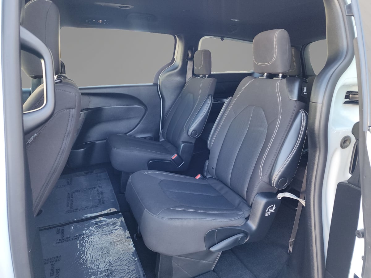 2023 Chrysler Pacifica Touring - Photo 10