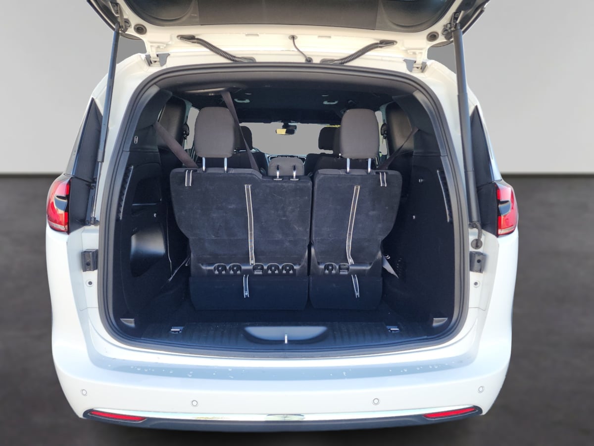 2023 Chrysler Pacifica Touring - Photo 11
