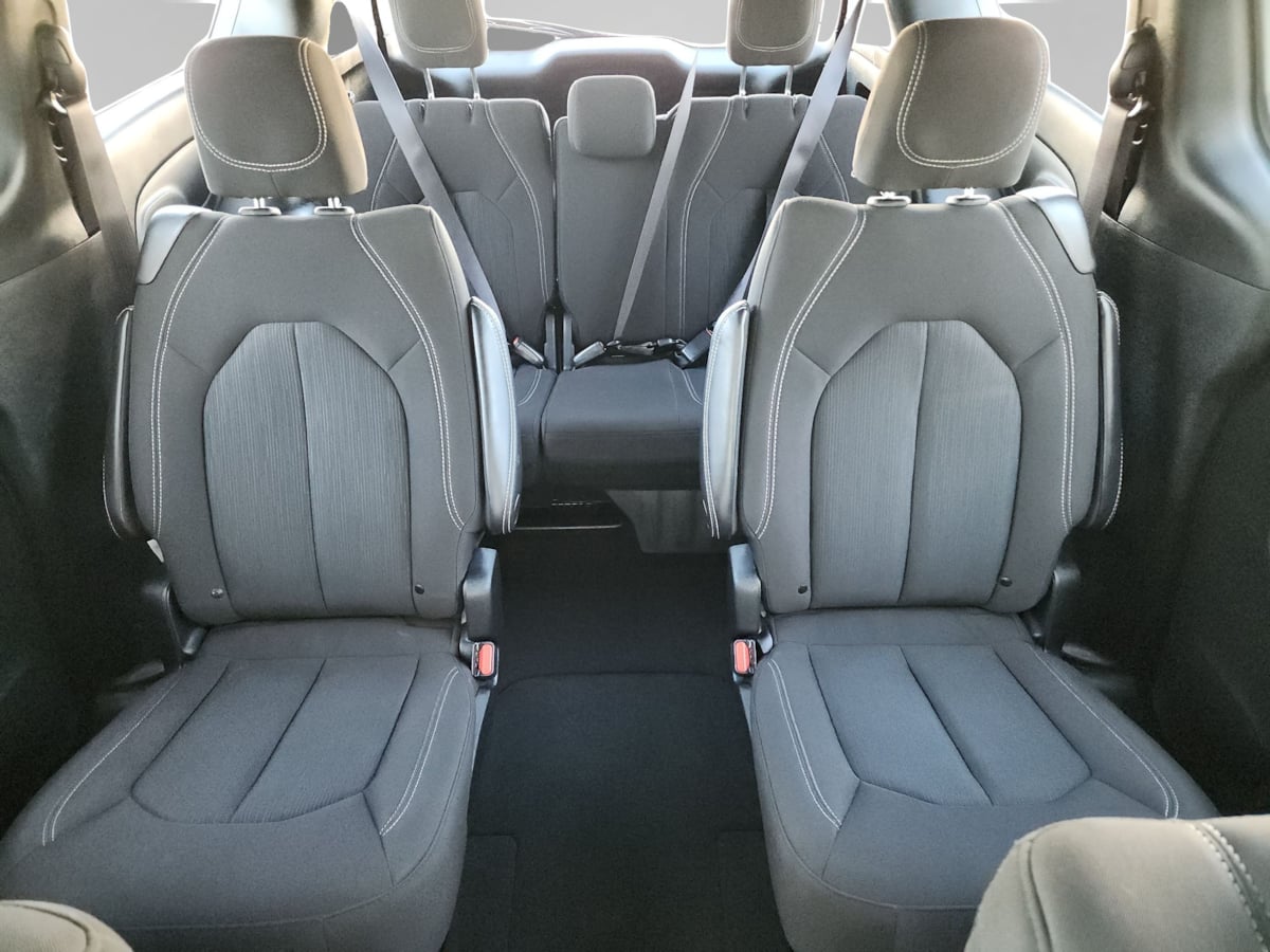 2023 Chrysler Pacifica Touring - Photo 12