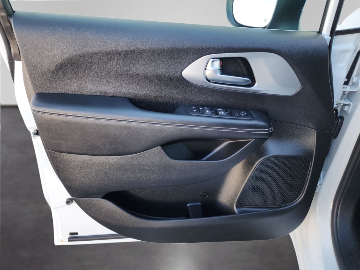 2023 Chrysler Pacifica Touring - Photo 20