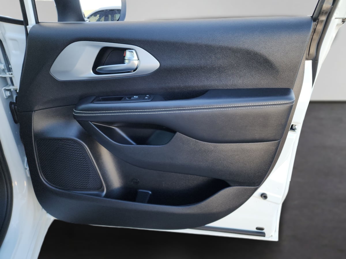 2023 Chrysler Pacifica Touring - Photo 22