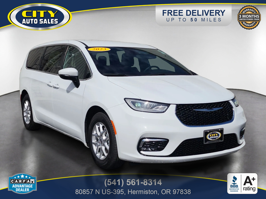 2023 Chrysler Pacifica Touring's photo