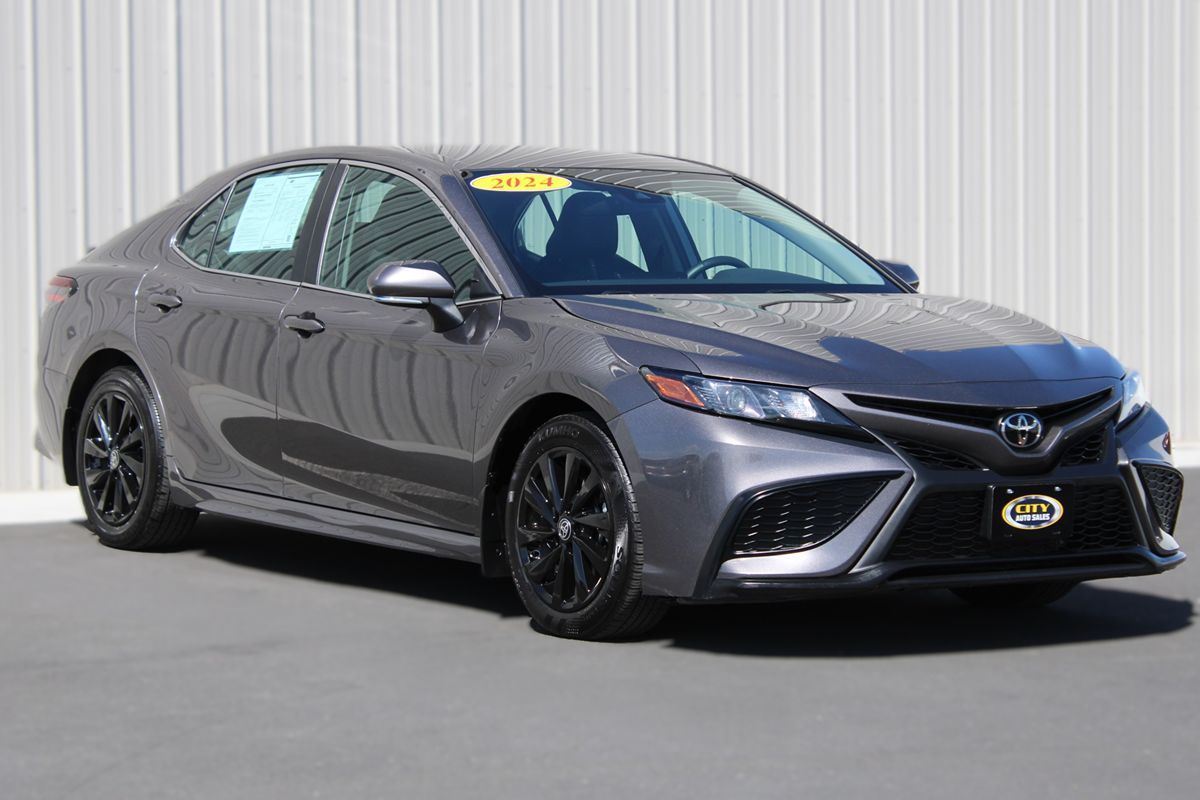 2024 Toyota Camry SE's photo