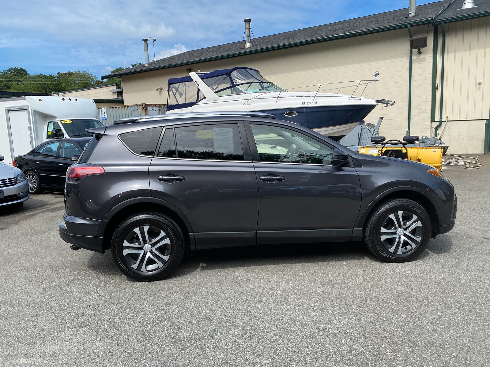2018 Toyota RAV4 LE photo 3
