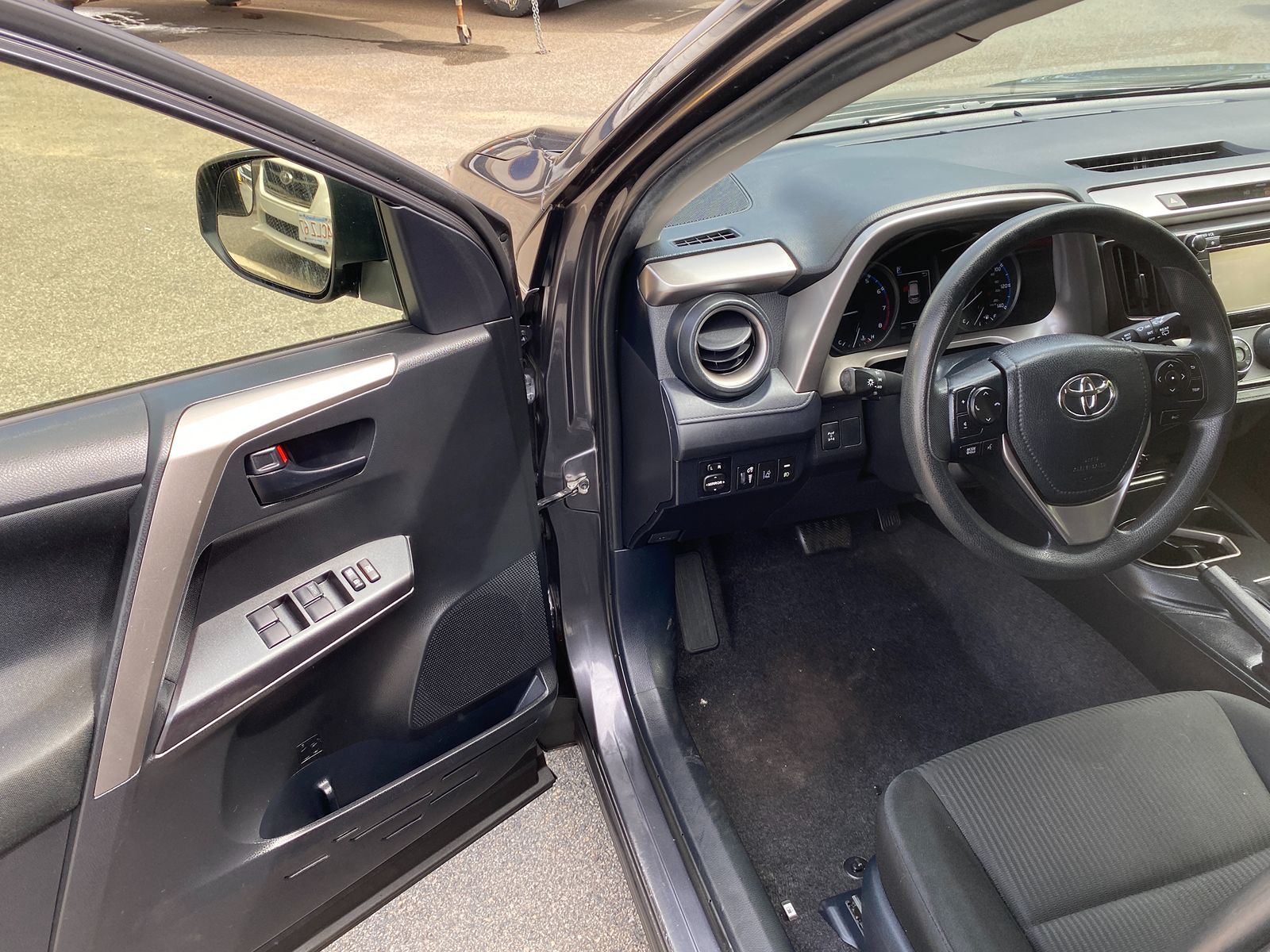 2018 Toyota RAV4 LE photo 8