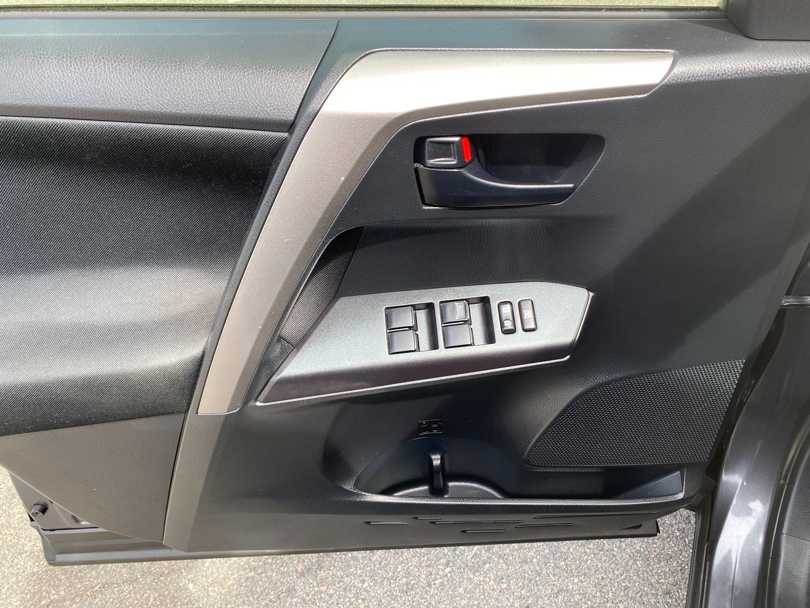 2018 Toyota RAV4 LE photo 9
