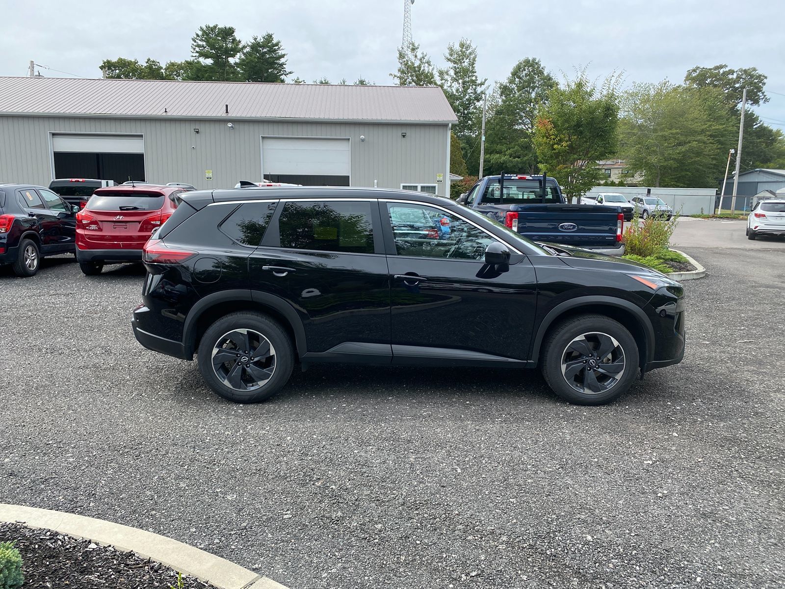 2024 Nissan Rogue SV photo 2