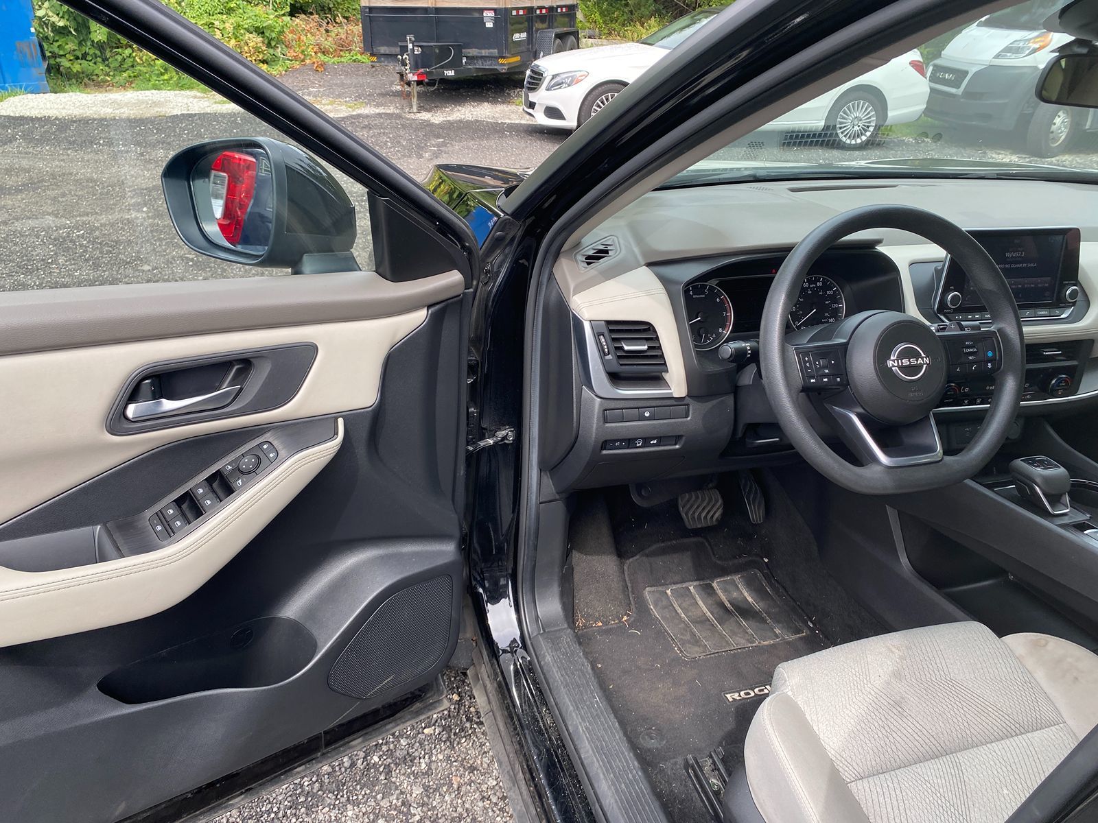2024 Nissan Rogue SV photo 6
