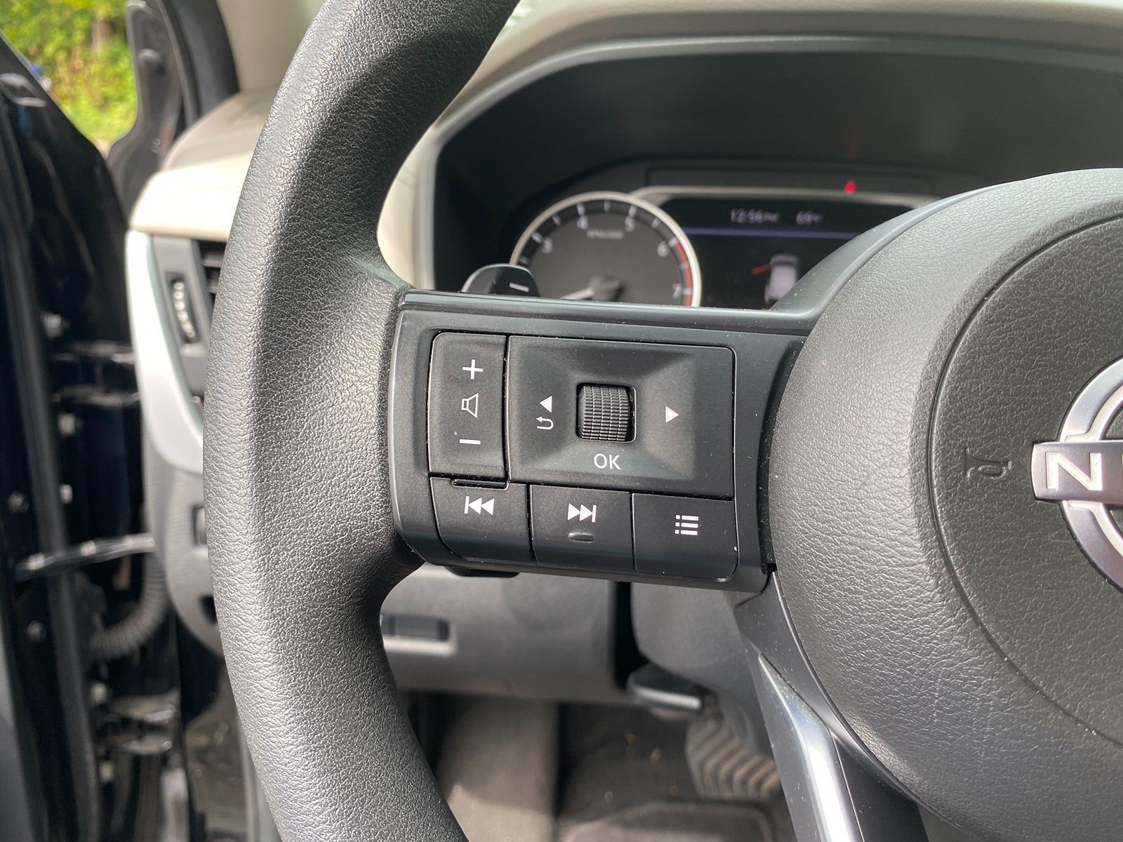 2024 Nissan Rogue SV photo 11